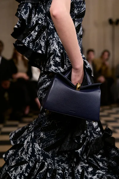Look 25